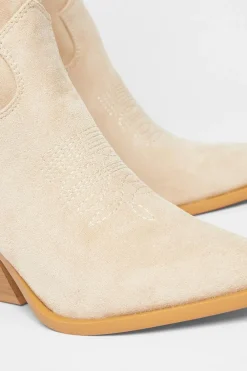 Quiz Boots><noscript><img width=