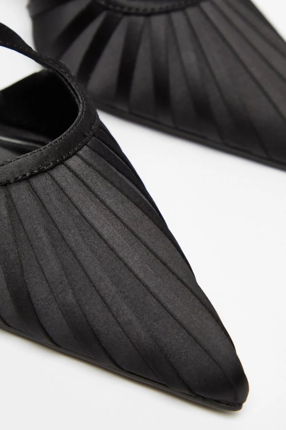 Quiz Heels>Satin Asymmetric Court Heels