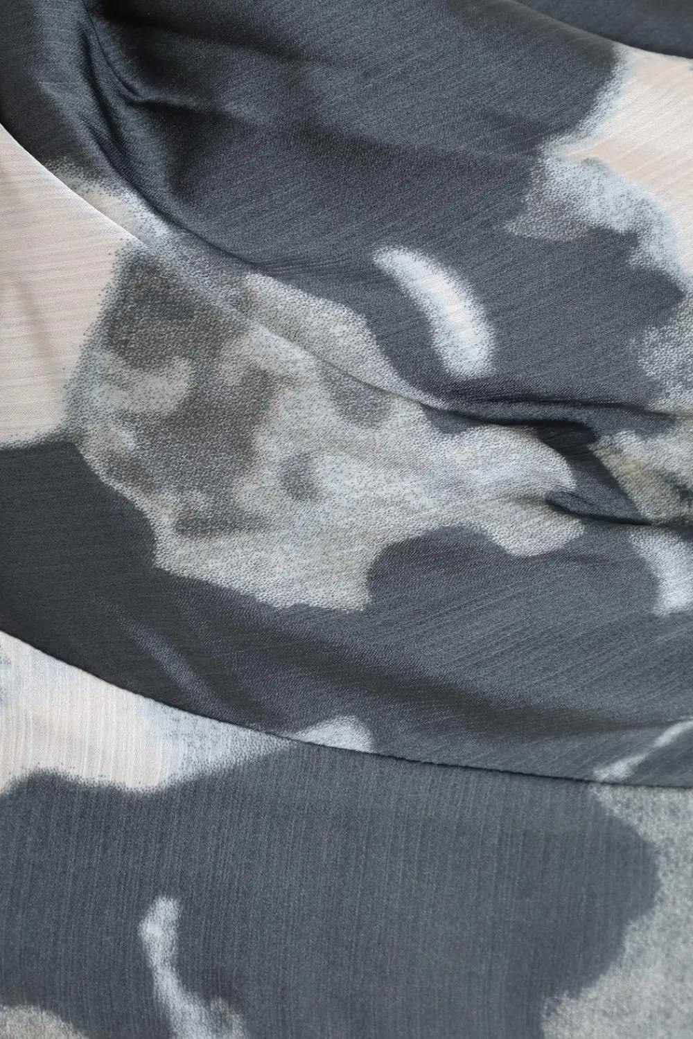 Quiz Going Out Tops|Crop Tops>Grey Satin Smudge Print Cropped Top